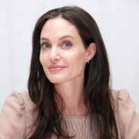 Майката на Джоли поискала да махнат яйчниците на дъщеря й
